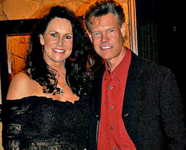Randy Travis Surprises His Wife, Mary, With Flowers for Mother’s Day
