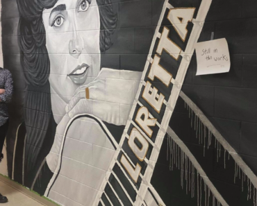 Appalachian artist paints Loretta’s likeness at the MAC