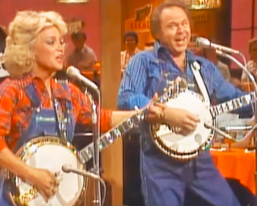 Throwback To Roy Clark And Barbara Mandrell Showing Off Their Banjo-Pickin’ Skills On Hee Haw