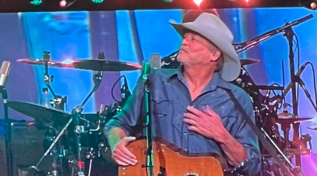 Alan Jackson “Gives All He’s Got” To Emotional Dallas Crowd