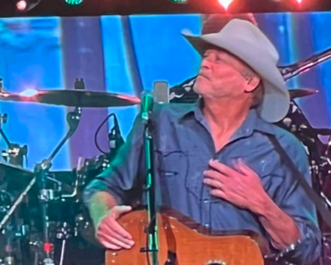 Alan Jackson “Gives All He’s Got” To Emotional Dallas Crowd