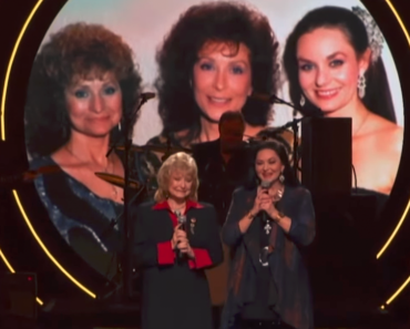 Loretta Lynn’s Sisters, Crystal Gayle & Peggy Sue Wright, Pay Tribute To Her