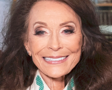 Loretta Lynn, Coal Miner’s Daughter and Country Music Queen, Dies At 90